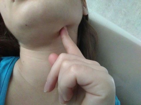 Катающийся шарик на шее под кожей Катающийся шарик на шее под кожей