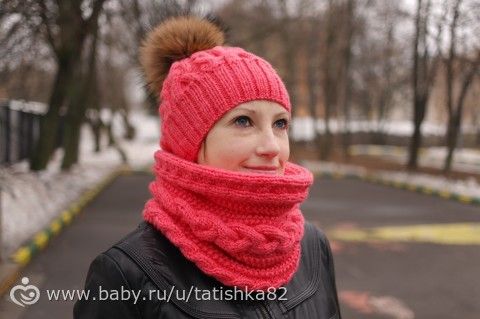 Дефиле в новых шапках и шалях под окнами школы.