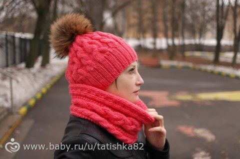 Дефиле в новых шапках и шалях под окнами школы.