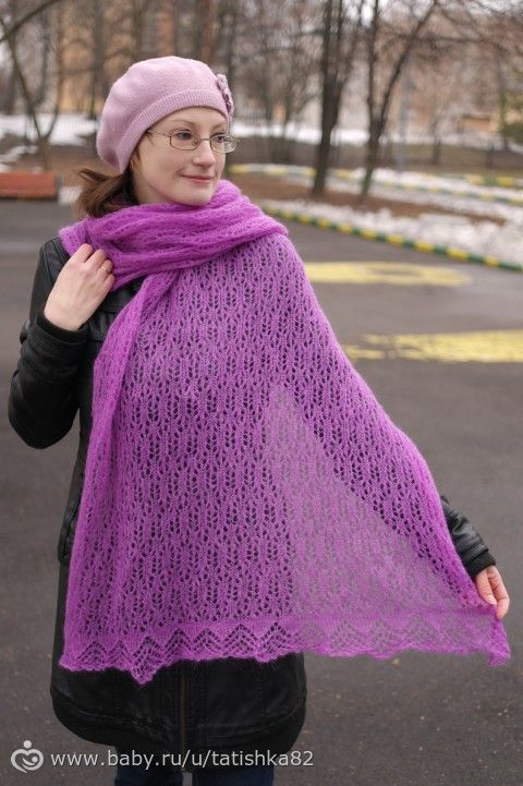 Дефиле в новых шапках и шалях под окнами школы.