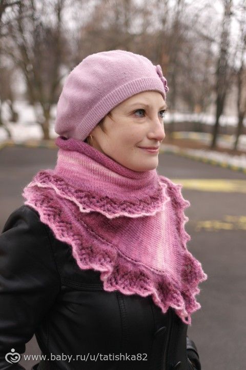 Дефиле в новых шапках и шалях под окнами школы.