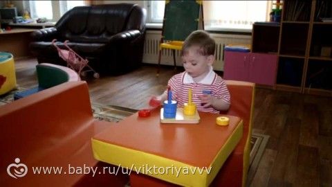 Маленький Валера очень ждёт маму.