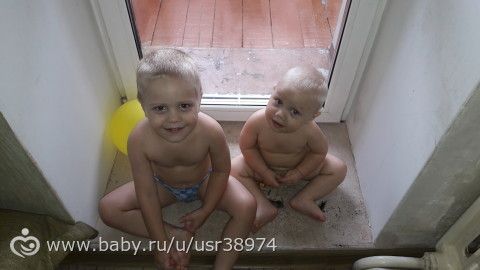 Усталось мгновенно забывается когда к тебе бежит две пары твоих глазок, младший забирается на плечо как обезьянка, а старший го…