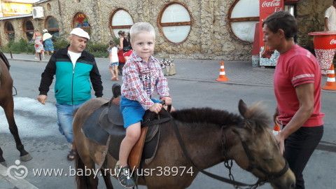 Усталось мгновенно забывается когда к тебе бежит две пары твоих глазок, младший забирается на плечо как обезьянка, а старший го…