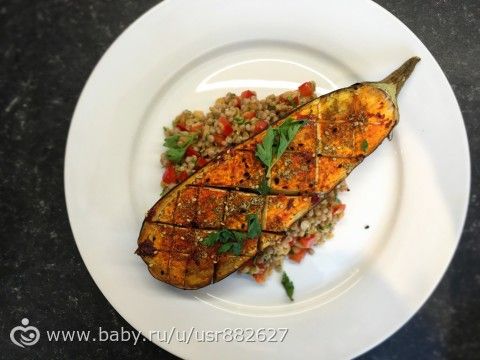 Острый баклажан по-ливански с салатом из кускуса и чечевицы